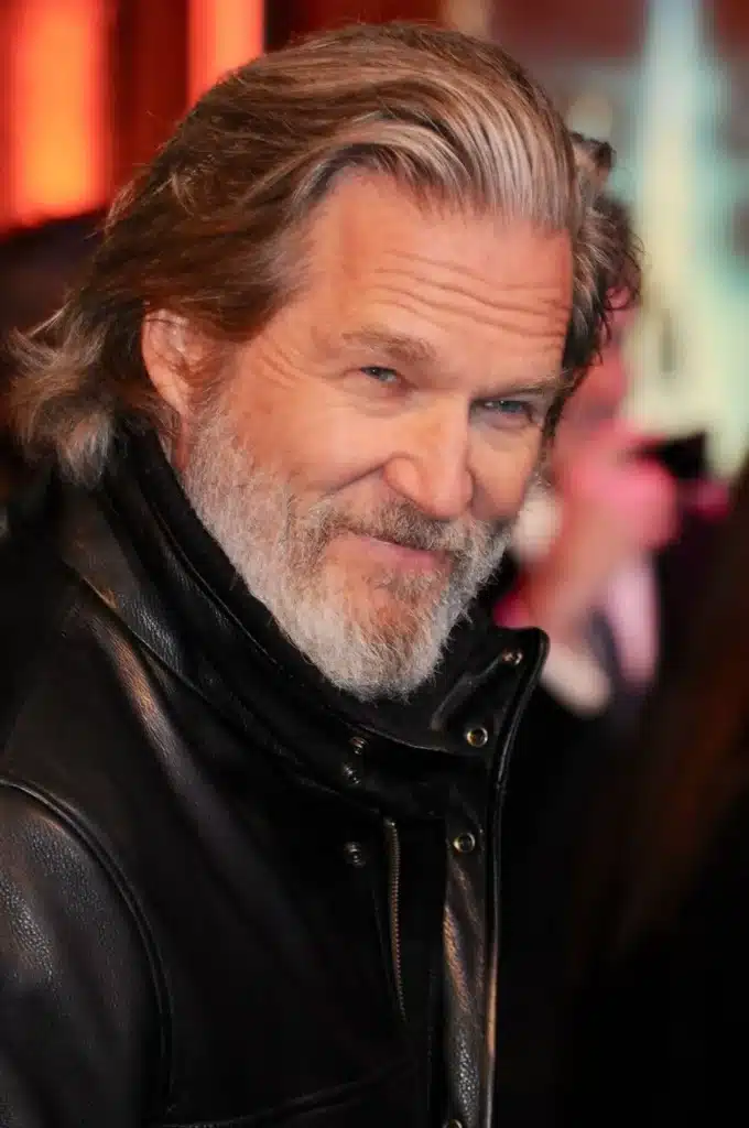 A close-up of Jeff Bridges smiling, reflecting his approachable personality and the success behind Jeff Bridges net worth, which has been built over a remarkable career spanning decades in Hollywood